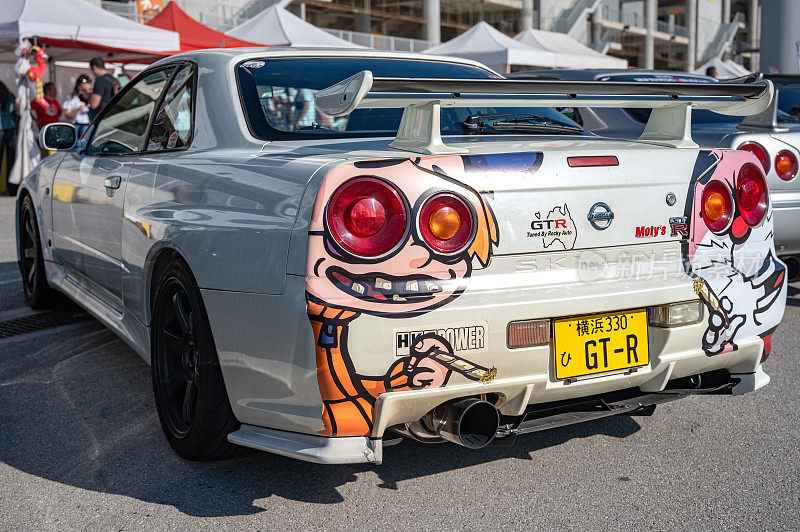 日产天际线GT R34与一些多啦a梦的图纸在日本跑车会上。